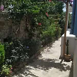 בית הארחה Evilou's House 3*